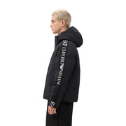 Doudoune EA7 pour homme, noire avec logo vertical blanc sur la manche, vue de face