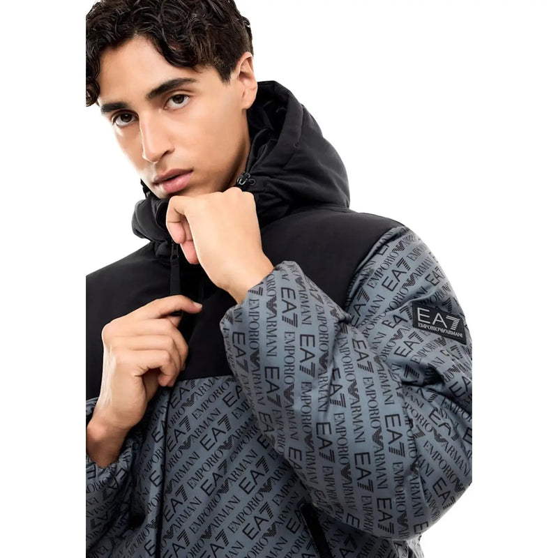 Doudoune EA7 pour homme, noire et grise, avec logo imprimé répété sur les manches, vue de face