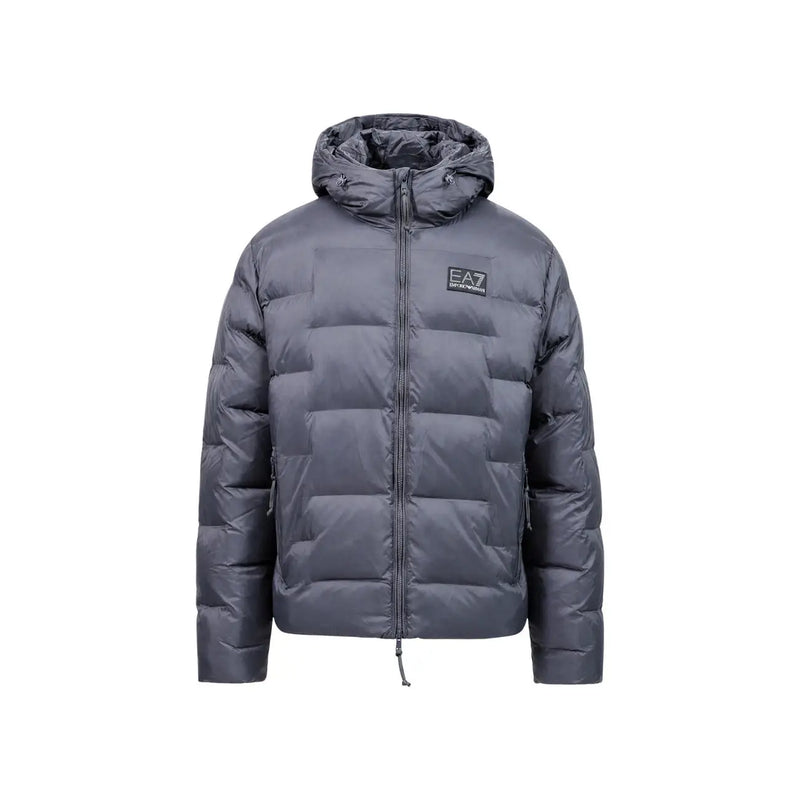 Ea7 Doudoune homme gris foncé à capuche, matelassée, avec écusson logo sur la poitrine (vue de face).
