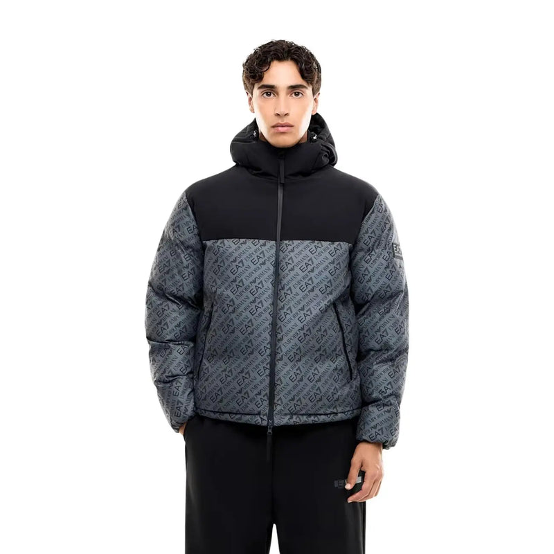Doudoune EA7 pour homme, noire et grise, ornée du logo EA7 en répétition (vue de face).