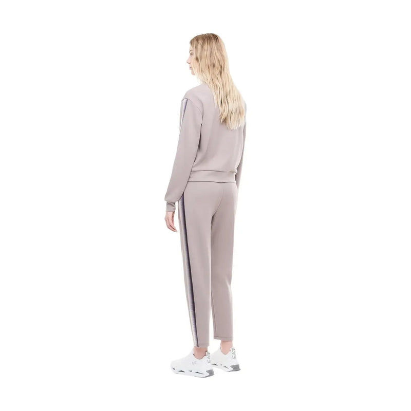 Une femme porte un ensemble de survêtement coordonné en coton mélangé mauve avec des rayures verticales, idéal pour l'automne et l'hiver.