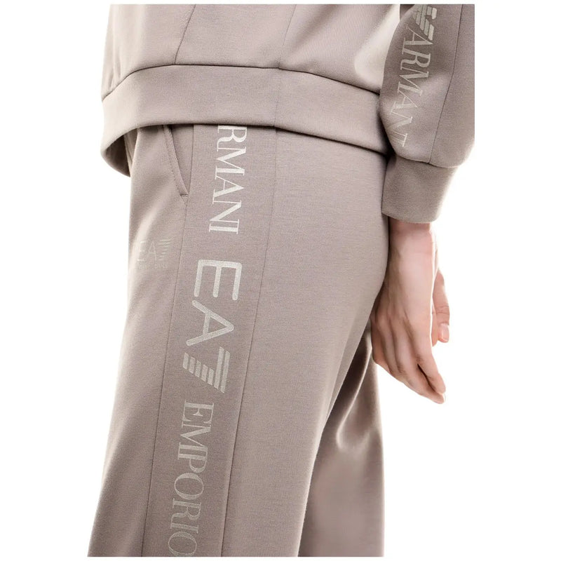 Pantalon de survêtement beige ea7 Emporio Armani avec logo argenté vertical, confectionné en mélange de polyester.