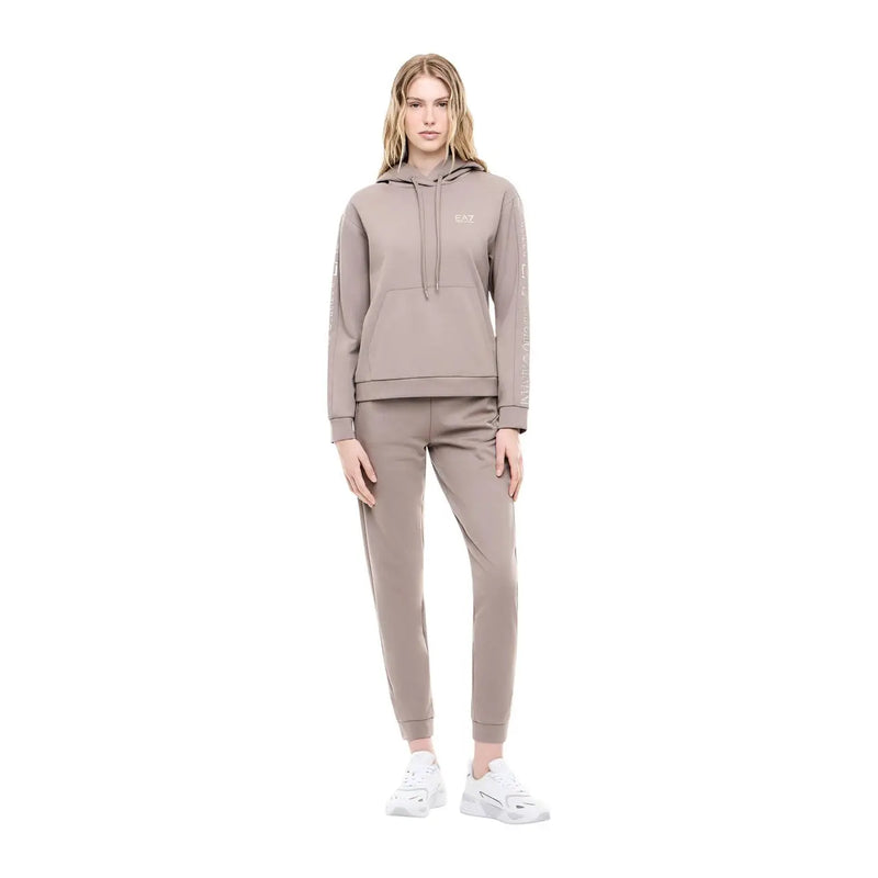 Ea7 Combinaison pantalon beige à capuche pour femme en mélange de polyester, avec capuche taupe et pantalon de jogging assorti, ornée d'un logo discret et de détails textuels sur les manches.
