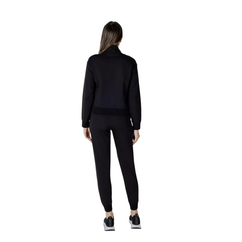 Ea7 Ensemble sweat-shirt à col montant et pantalon de jogging noirs en coton pour femme, style athleisure décontracté.