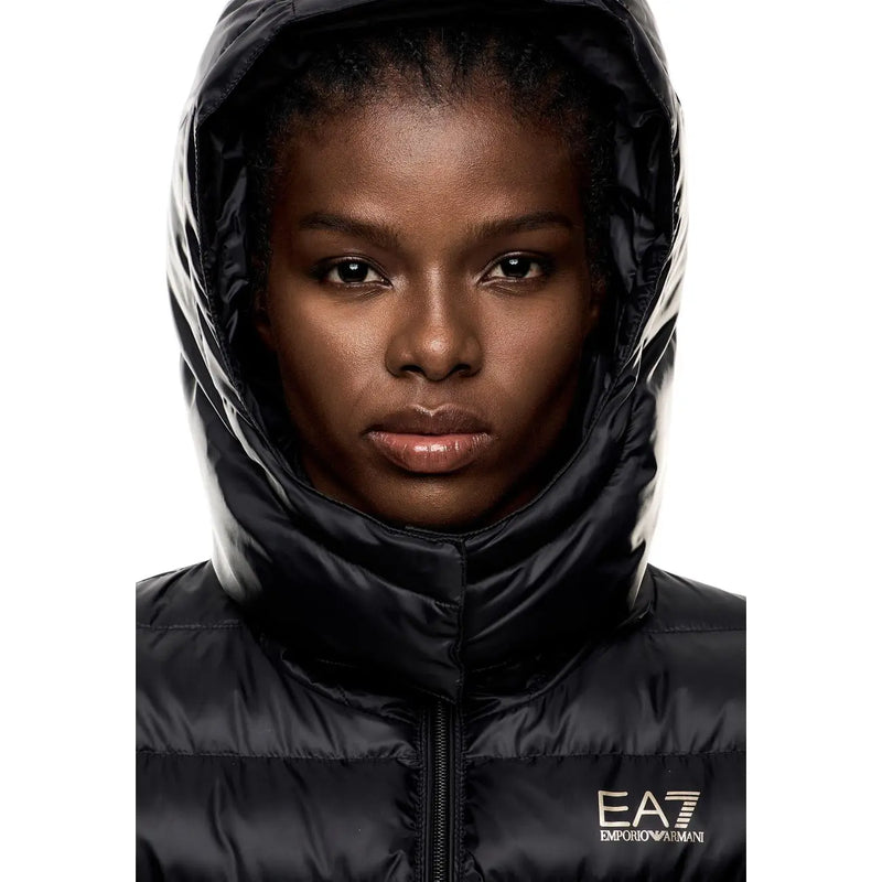 Doudoune noire en polyester à capuche avec logo EA7 doré sur la poitrine, idéale pour l'hiver.