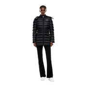 Ea7 Veste d'hiver noire à capuche en polyester pour femme, matelassée et ornée d'un petit logo sur la poitrine, idéale par temps froid.