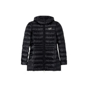 Ea7 Doudoune d'hiver noire à capuche pour femme en polyester, matelassée horizontalement et ornée d'un logo sur la poitrine gauche.