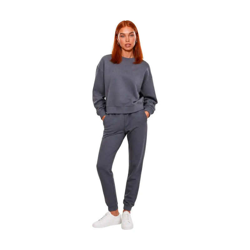 Ea7 Combinaison en coton gris pour femme, col rond, présentée comme un survêtement gris ardoise confortable avec pantalon de jogging et coupe décontractée