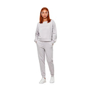 Une femme portant une combinaison en coton gris ea7 pour femme, à col rond, avec un sweat-shirt gris clair et un pantalon de jogging assorti.