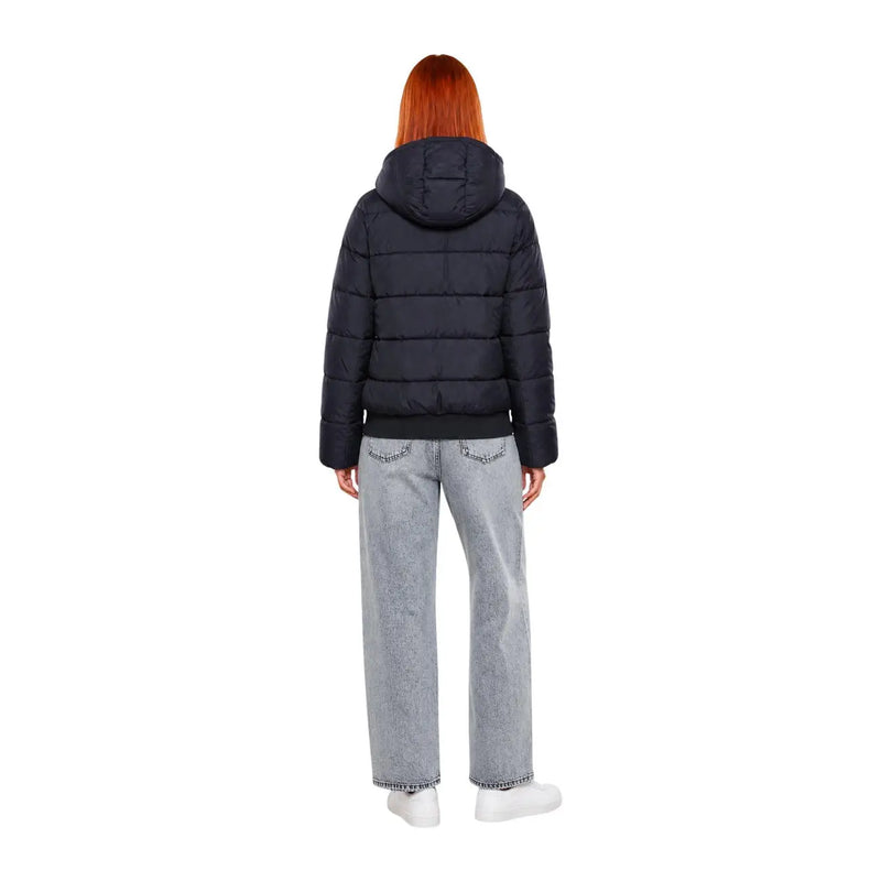 Doudoune d'hiver matelassée noire EA7 pour femme, avec capuche en polyester et fermeture éclair pour une protection optimale contre le froid.
