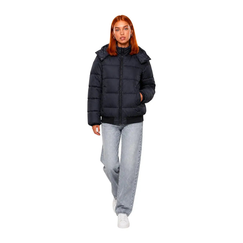 Doudoune matelassée noire EA7 pour femme, avec capuche et fermeture éclair sur le devant, en polyester pour temps froid.