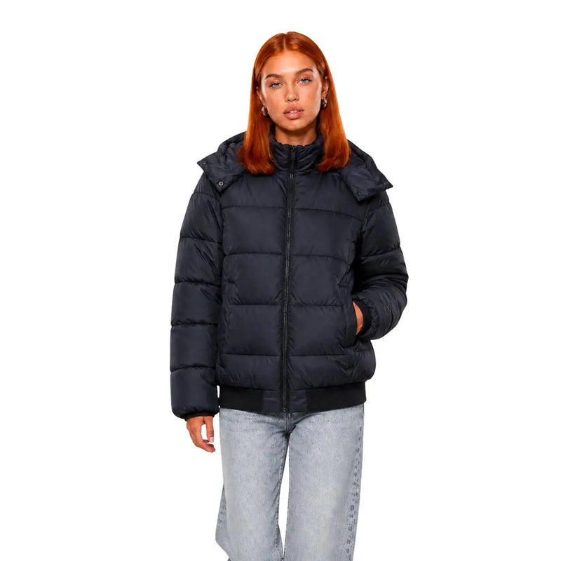Doudoune matelassée d'hiver noire EA7 pour femme, avec capuche amovible, poignets côtelés, fermeture éclair et capuche en polyester.