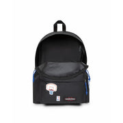 Sac à dos Eastpak pour homme, noir, avec cordons de serrage bleus et écusson en forme de panier de basket, vue de face