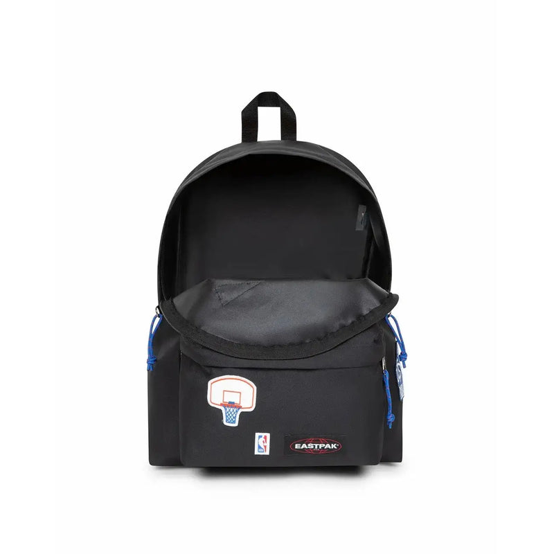 Sac à dos Eastpak pour homme, noir, avec cordons de serrage bleus et écusson en forme de panier de basket, vue de face