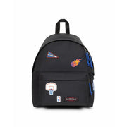 Sac à dos Eastpak pour homme, noir, avec écussons de basketball colorés et tirettes de fermeture éclair bleues, vue de face