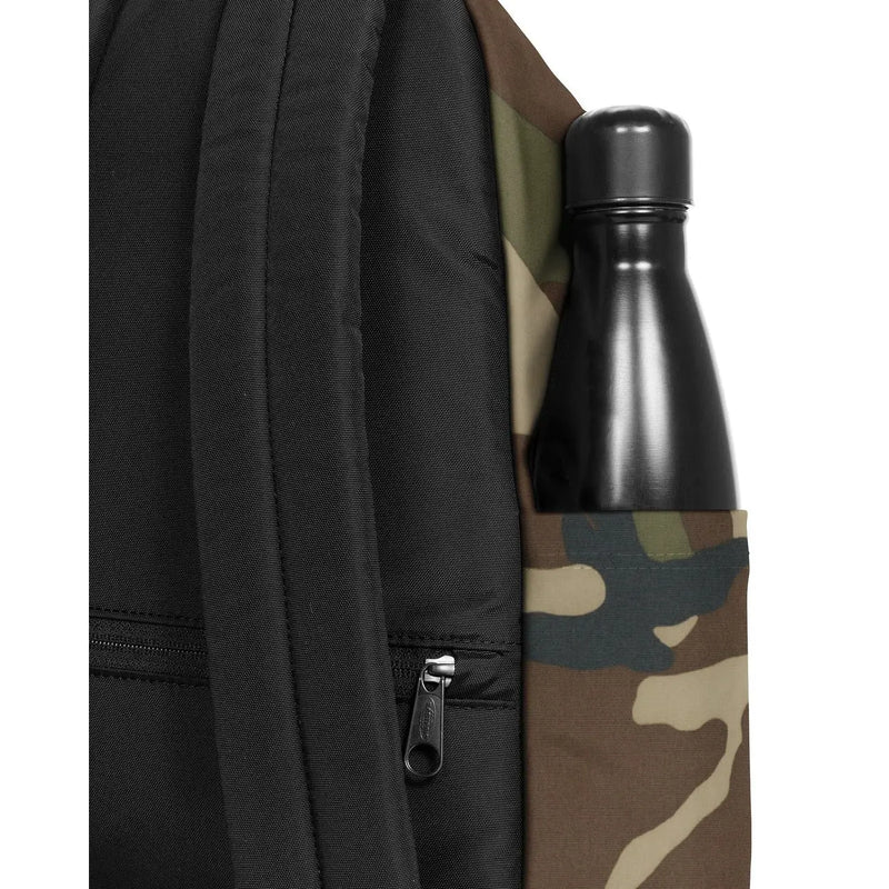 Sac à dos camouflage Eastpak pour homme, vert, à plusieurs compartiments, vue de face avec gourde noire mate
