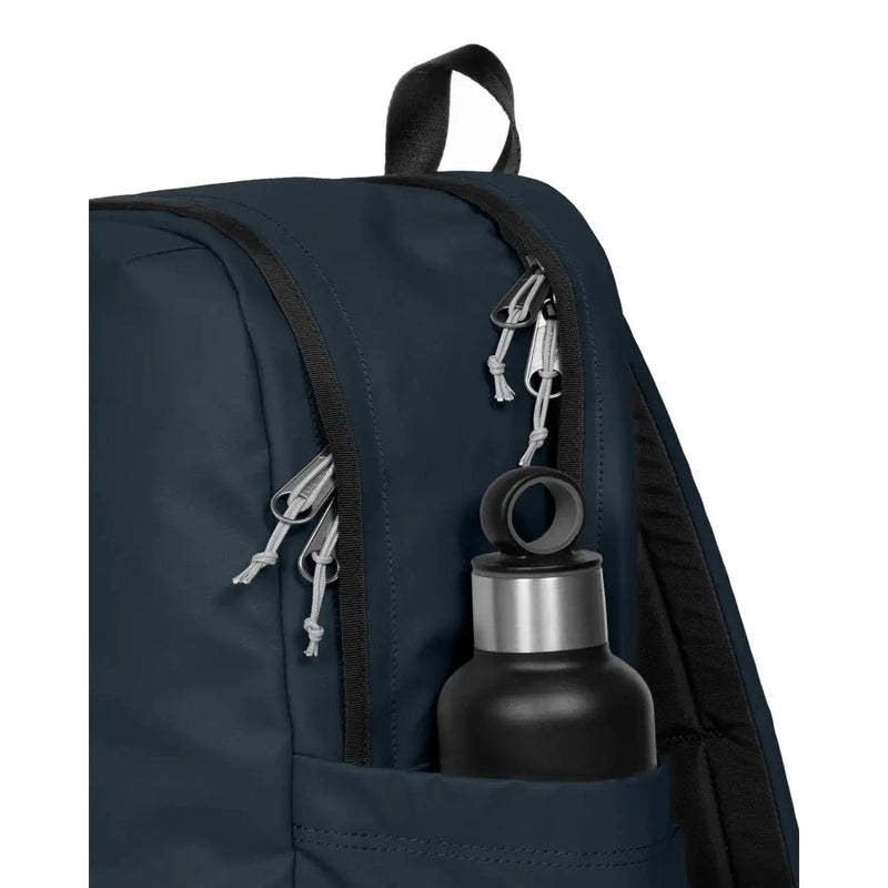 Sac à dos Eastpak pour homme en polyester bleu marine avec poches, fermetures éclair noires et poche latérale pour bouteille.