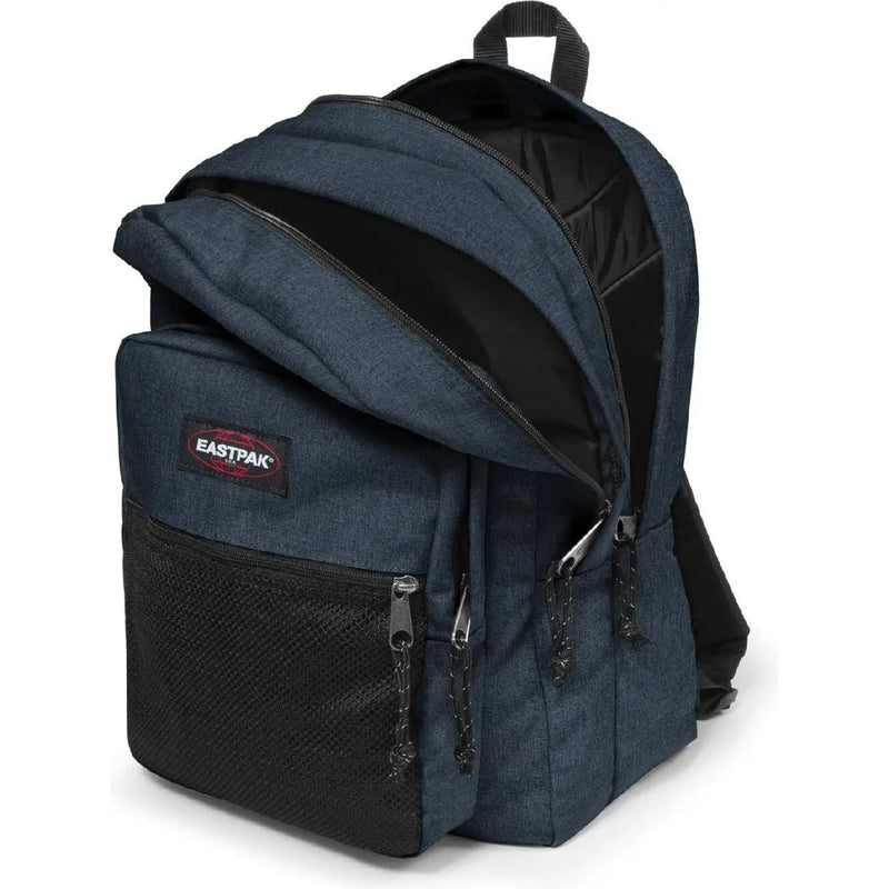Sac à dos Eastpak pour homme, bleu foncé, en polyester denim avec empiècements en maille noire, fermetures éclair et multiples poches zippées.