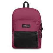 Un sac à dos Eastpak en polyester bordeaux avec une poche avant en filet noir et des fermetures éclair noires, de dimensions 42 x 32 x 25,5 cm.