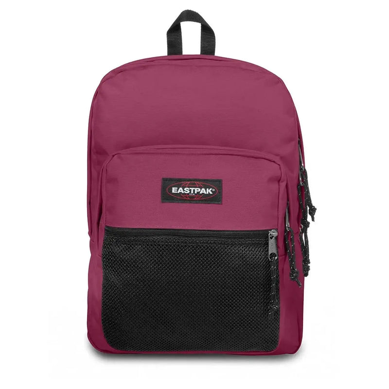 Un sac à dos Eastpak en polyester bordeaux avec une poche avant en filet noir et des fermetures éclair noires, de dimensions 42 x 32 x 25,5 cm.