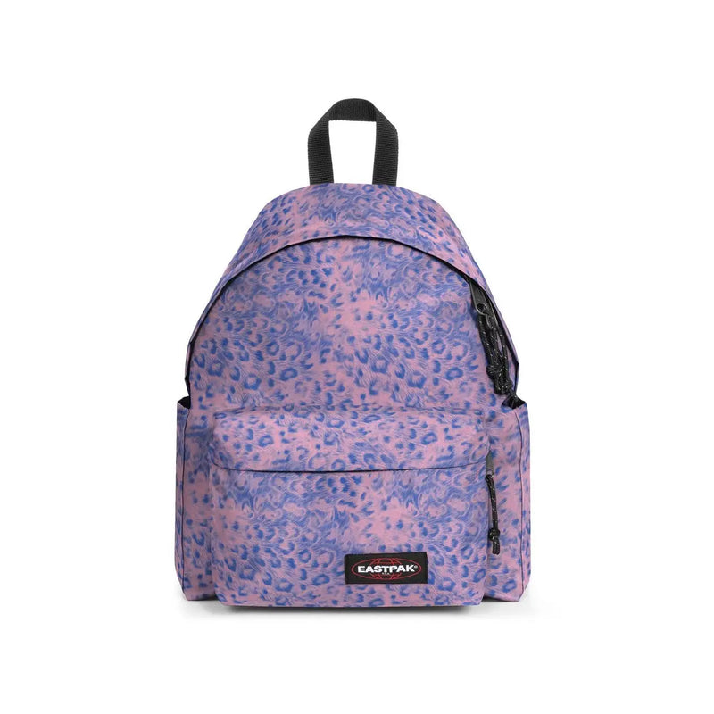 Un sac à dos Eastpak rose et violet à imprimé léopard avec des fermetures éclair noires et top Poignée en polyamide
