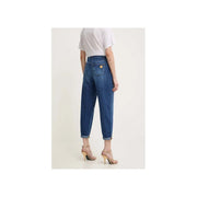 Jean Elisabetta Franchi pour femme, en denim de coton bleu, taille haute, coupe classique cinq poches et ourlets roulés.