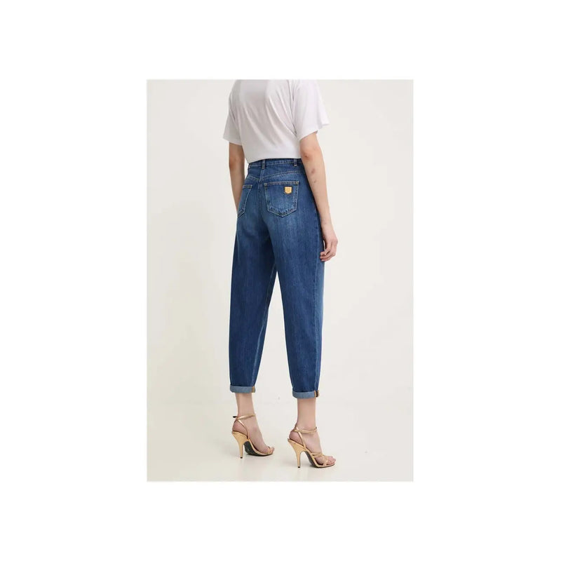 Jean Elisabetta Franchi pour femme, en denim de coton bleu, taille haute, coupe classique cinq poches et ourlets roulés.