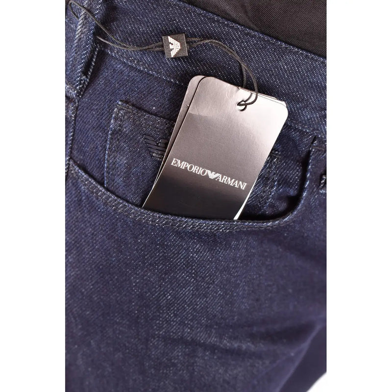 Jean Emporio Armani pour homme en denim bleu foncé avec étiquette Armani noire accrochée à la ceinture, vue de face