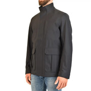 Veste noire à col montant, deux poches à rabat sur le devant et fermeture éclair centrale, en polyester, signée Emporio Armani