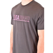 T-shirt Emporio Armani pour homme en coton gris, orné du logo de la marque en rose et blanc et d'un texte plus petit en dessous.