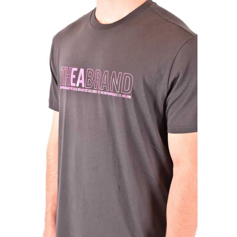 T-shirt Emporio Armani pour homme en coton gris, orné du logo de la marque en rose et blanc et d'un texte plus petit en dessous.