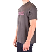T-shirt Emporio Armani pour homme en coton gris foncé, orné du logo Kea en rose sur la poitrine.