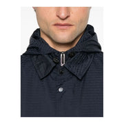Veste Emporio Armani pour homme, bleu marine foncé, avec un discret motif logo répété, fermeture éclair sur le devant, en polyamide, modèle printemps-été.