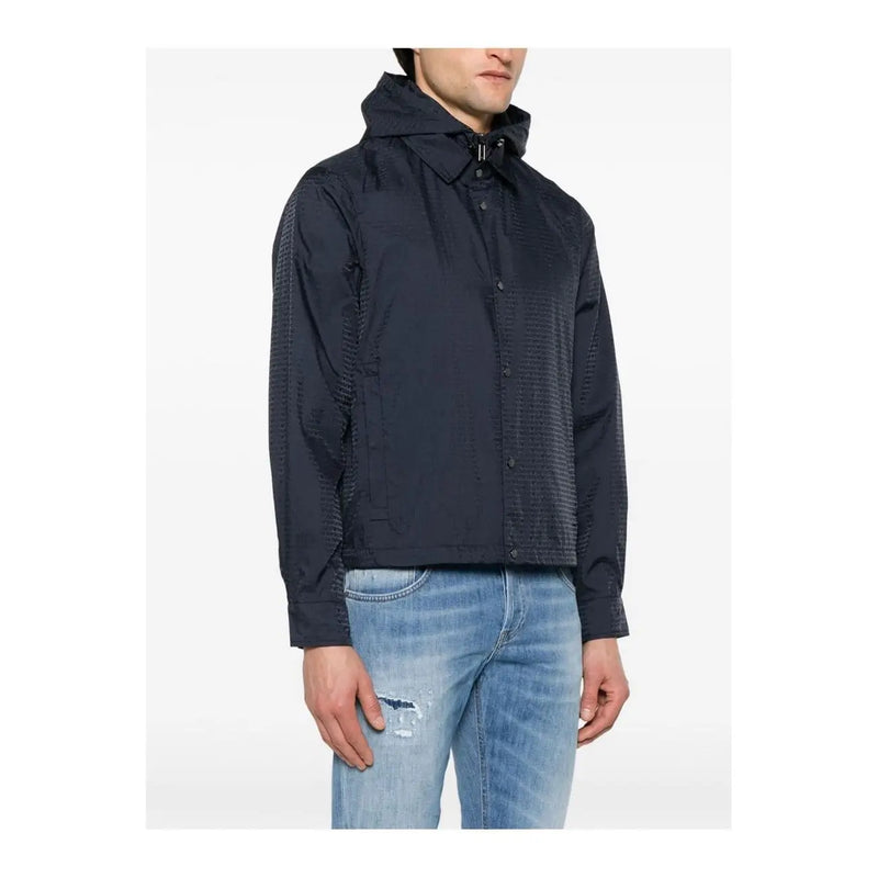 Veste à capuche bleu marine Emporio Armani pour homme, fermeture boutonnée, en polyamide légèrement texturé, idéale pour le printemps et l'été.