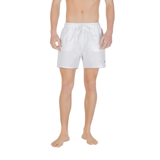Short de bain Emporio Armani pour homme, blanc, en dentelle et polyester, avec taille élastiquée à cordon et logo discret sur le bas de la jambe droite.
