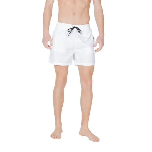 Maillot de bain homme Emporio Armani blanc, short en polyamide avec cordon de serrage noir et logo discret sur le côté.