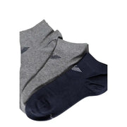 Une paire de chaussettes Emporio Armani gris chiné et bleu marine avec un logo discret sur le côté.