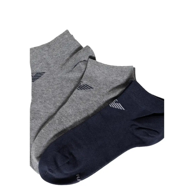 Une paire de chaussettes Emporio Armani gris chiné et bleu marine avec un logo discret sur le côté.