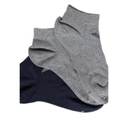 Une paire de chaussettes Emporio Armani pour homme, gris chiné et bleu marine, avec de discrets logos rayés sur le côté.