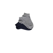 Une paire de chaussettes basses gris chiné et bleu marine avec un logo discret, issues de la collection de sous-vêtements homme Emporio Armani.