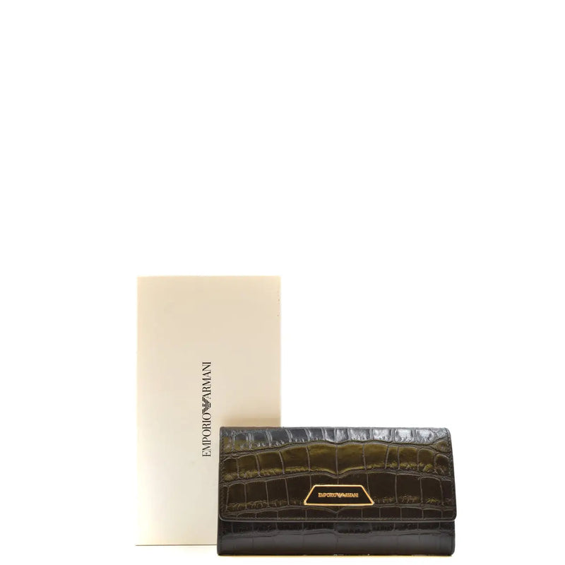 Portefeuille Emporio Armani pour femme en cuir vert foncé façon crocodile, orné d'une plaque logo dorée et de boutons.