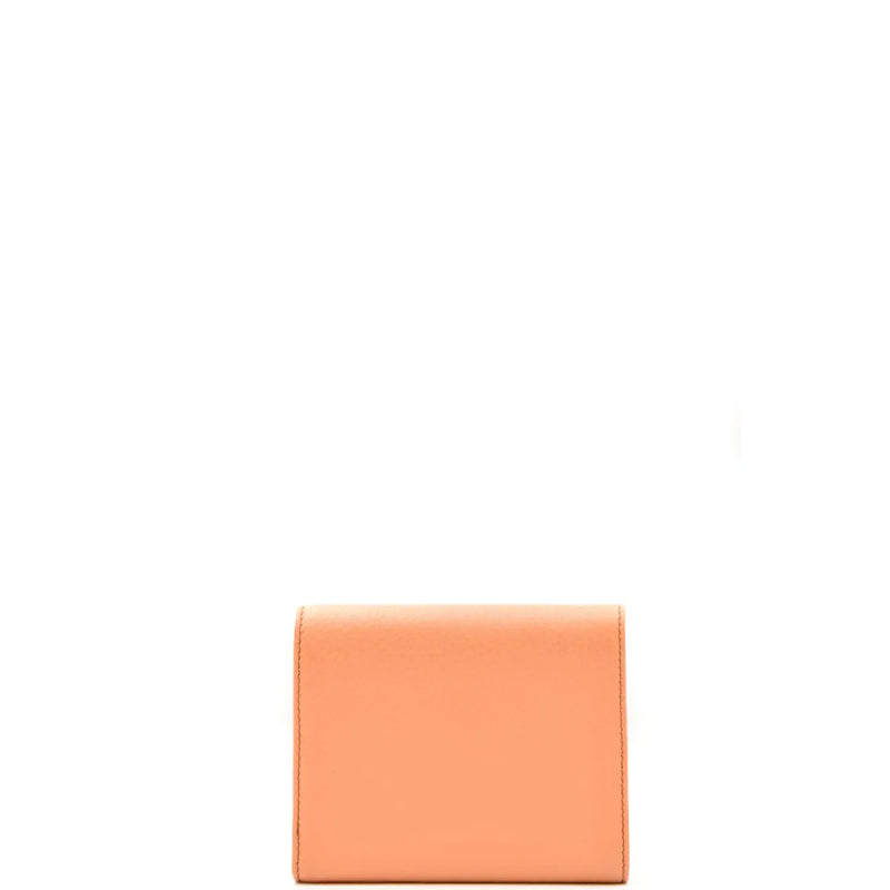 Portefeuille Emporio Armani pour femme, en cuir corail, avec finitions minimalistes en cuir couleur pêche et surpiqûres précises le long des bords.