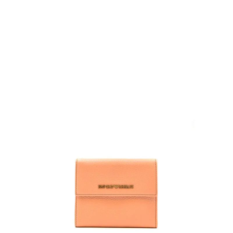 Portefeuille Emporio Armani pour femme en cuir corail avec poches couleur pêche, en cuir lisse et plaque logo dorée.