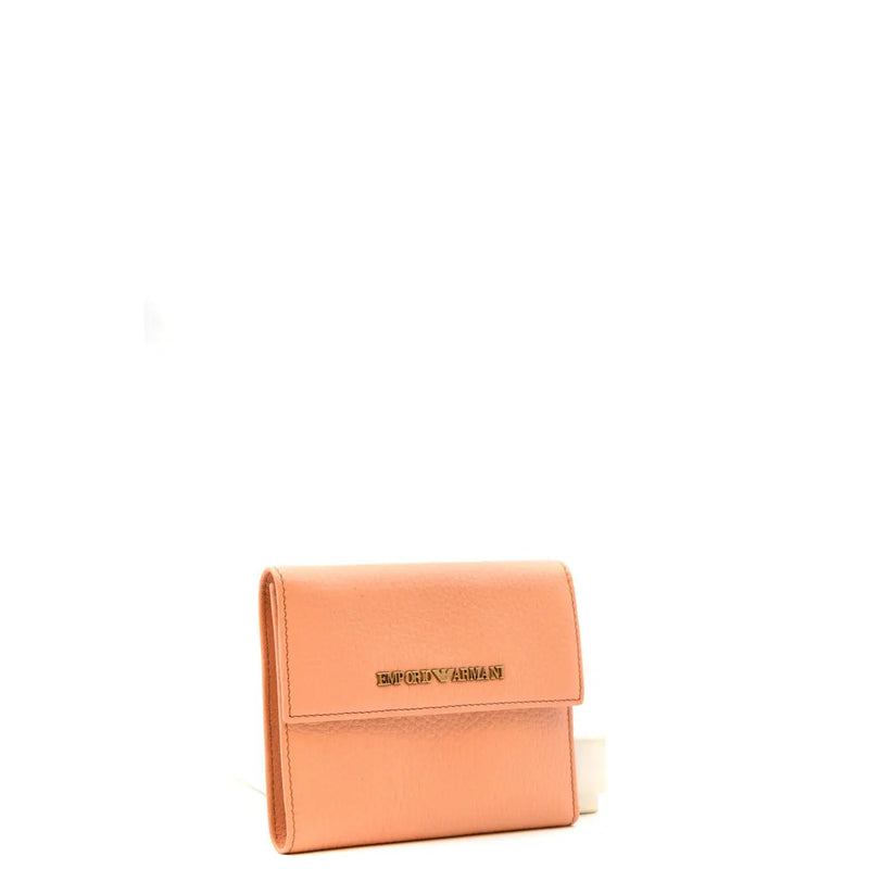 Portefeuille Emporio Armani pour femme en cuir corail couleur pêche, orné d'une plaque logo dorée sur le rabat.