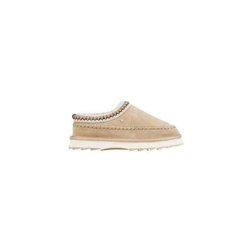 Mocassins en daim beige à enfiler, semelle en caoutchouc blanc et surpiqûres décoratives, de la marque Emu Australia (chaussons en cuir pour femmes).