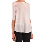 Tricot beige pour femme Ermanno en viscose mélangée top Elle présente un chemisier transparent blanc cassé délicat, orné de dentelle sur les côtés et de manches trois-quarts.
