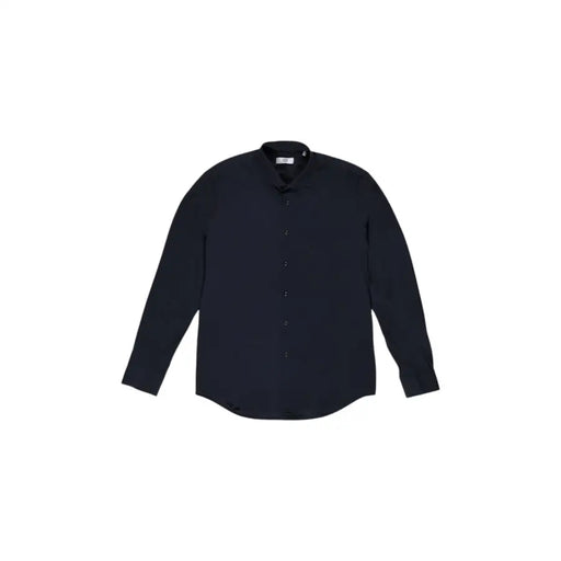 Chemise homme de marque tendance, élégante chemise bleu marine foncé à manches longues et col mandarin moderne.