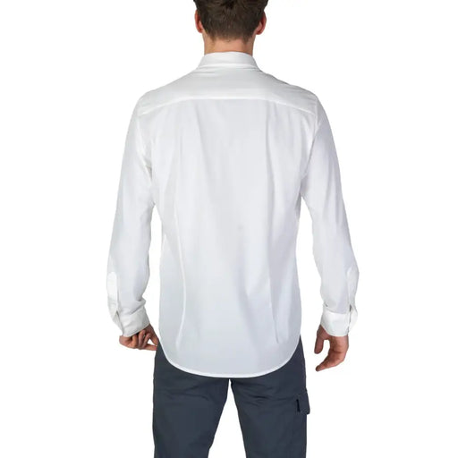 Chemise habillée blanche à manches longues pour homme, de marque Fashion Brand, avec col classique et poignets soigneusement repliés.
