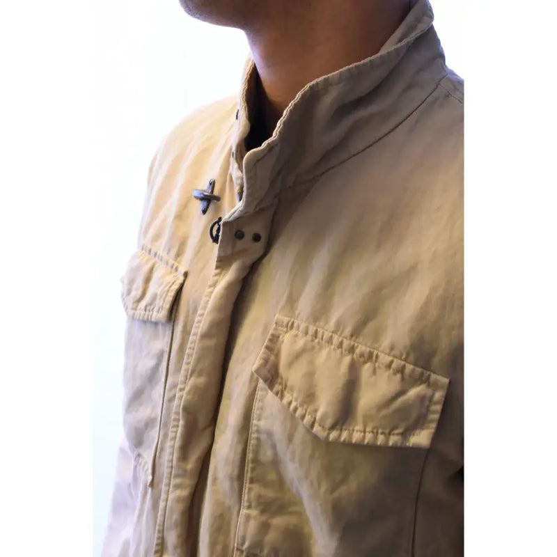 Veste longue à col roulé en coton et lin beige de la marque Fay pour homme, avec col montant et deux poches plaquées sur le devant