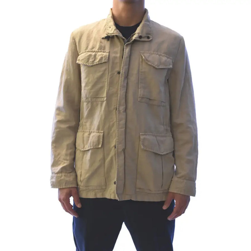 Blazer homme Fay en coton et lin beige, col roulé long et quatre poches à rabat boutonnées, style veste utilitaire.